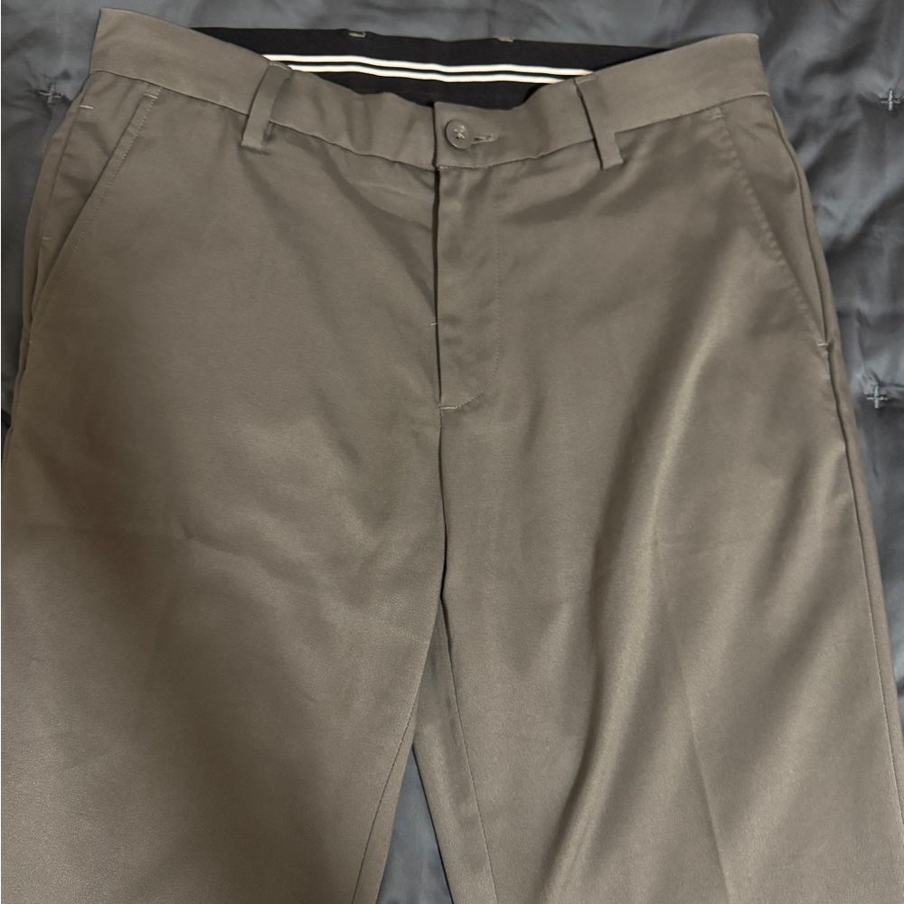 Amazon Essentials Men's Grey Slim Fit Golf Chinos